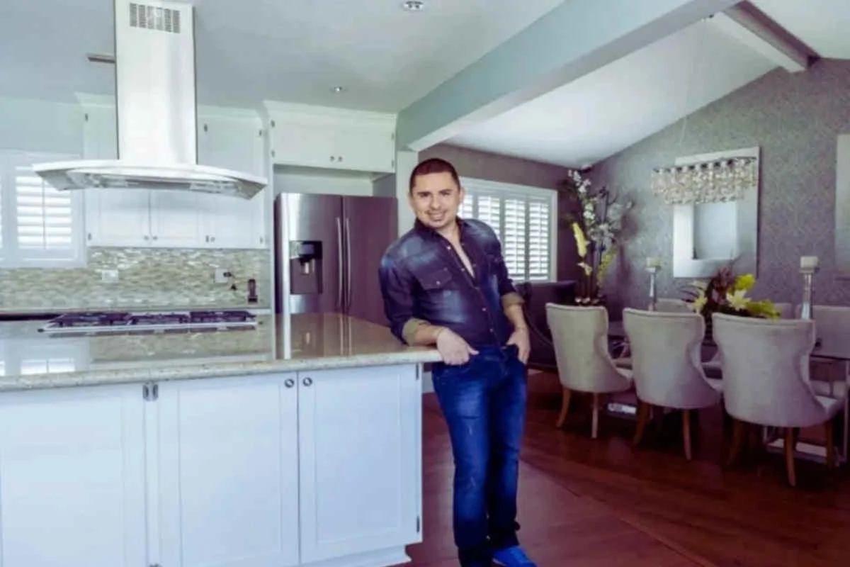 inside casa de larry hernandez