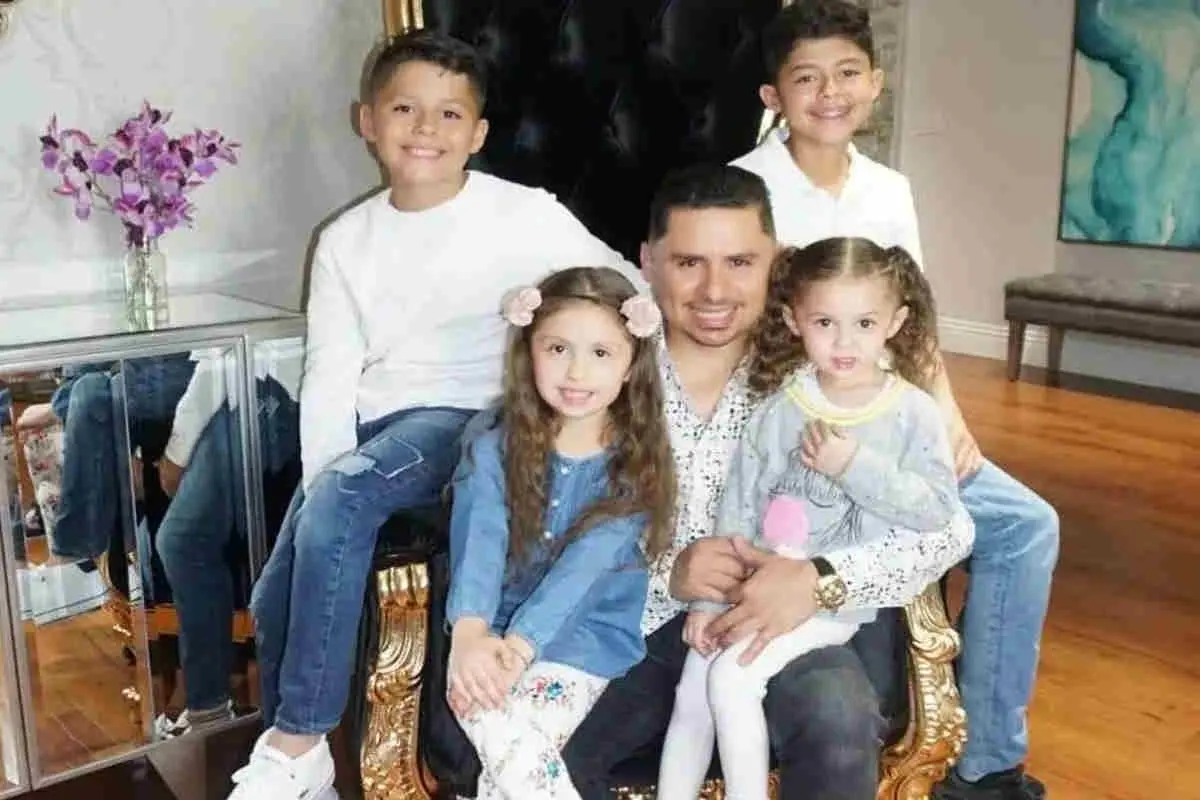 inside casa de larry hernandez