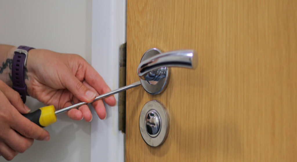 how to remove bathroom door handle